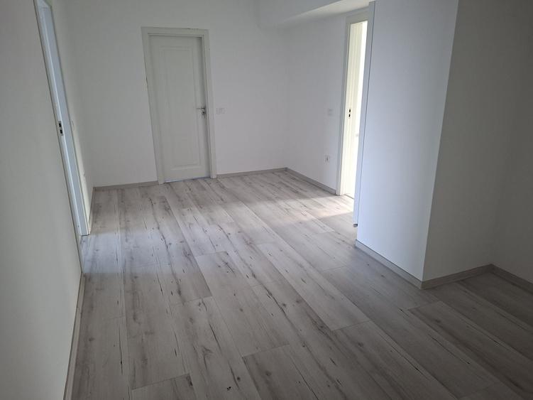 Apartament cu 3 camere decomandat în Exterior Vest