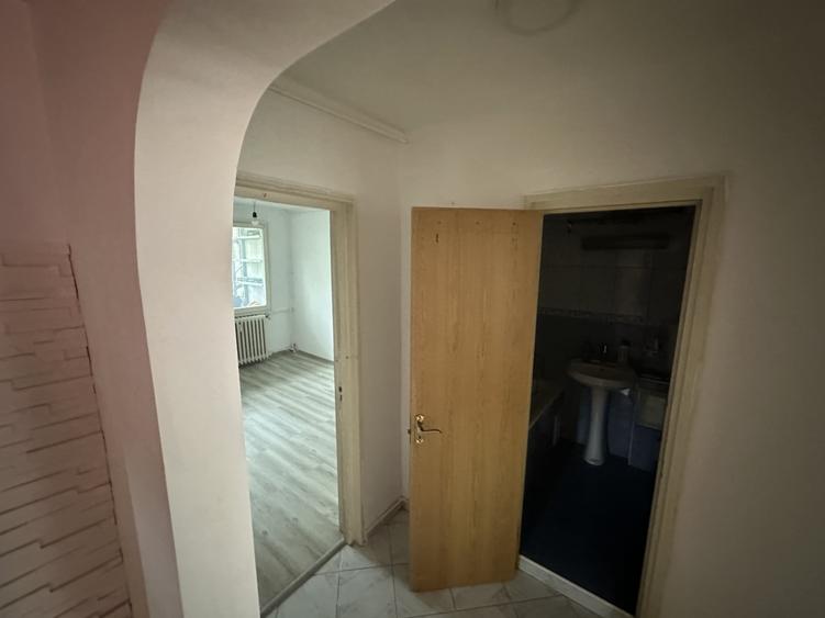 Apartament cu 3 camere semidecomandat în Berceni