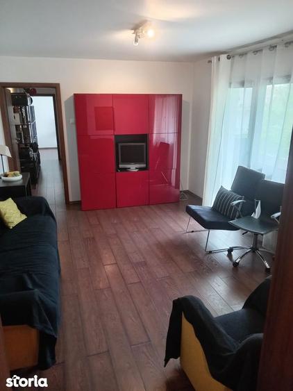 Apartament cu 3 camere semidecomandat, mobilat în Titan