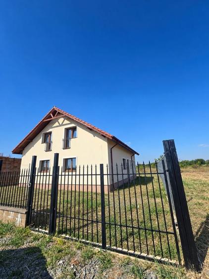 Duplex cu 4 camere cu Canalizare în Plopi