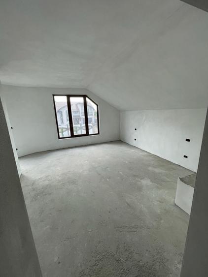Casă individuală cu 5 camere cu Teren 975 Mp în Central