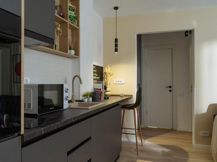Apartament cu 3 camere semidecomandat, mobilat în
