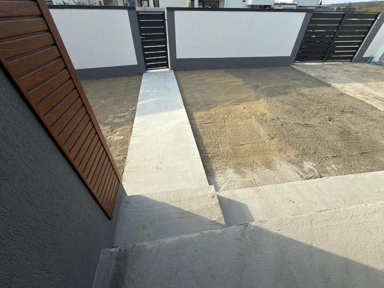 Casă cu 4 camere în Exterior Vest