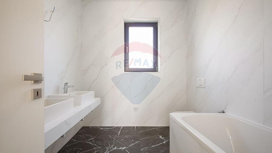 Casă cu 5 camere cu Teren 657 Mp în Hălchiu