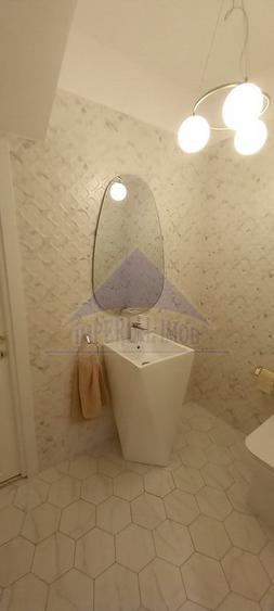 Casă individuală cu 6 camere cu Canalizare în Central