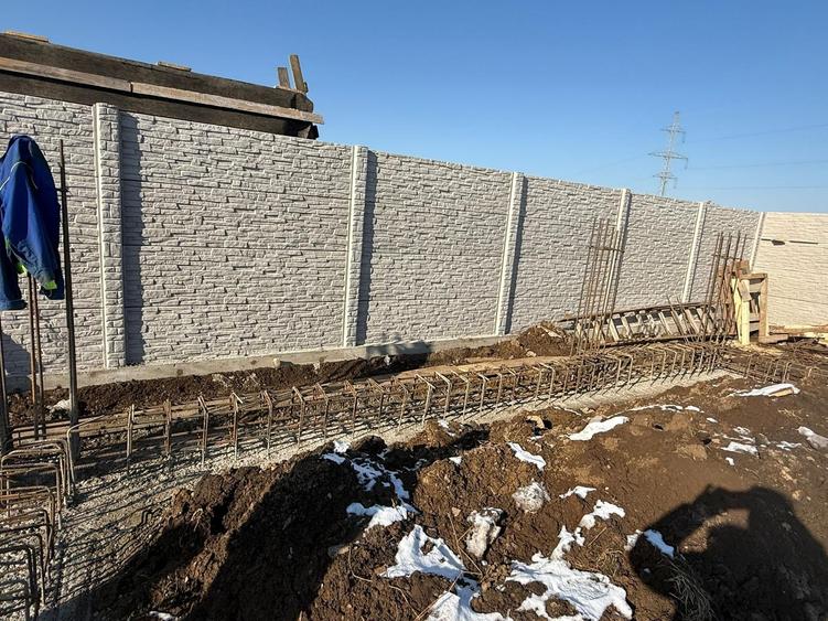 Casă cu 4 camere cu Teren 200 Mp în Central