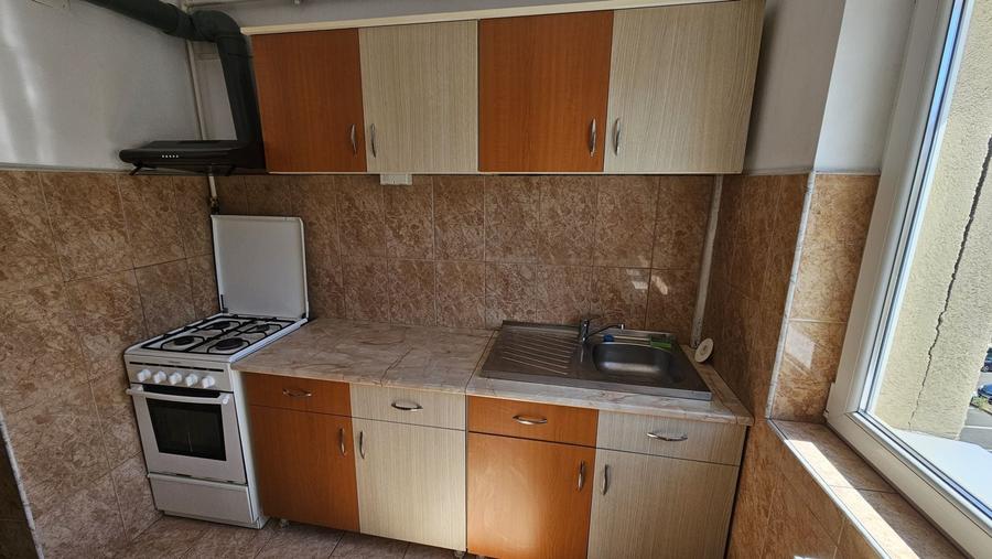 Apartament cu 3 camere decomandat în Micro 16