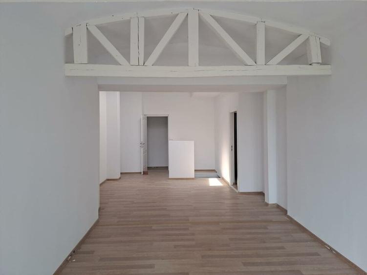 Casă individuală cu 10 camere cu Teren 450 Mp în Central