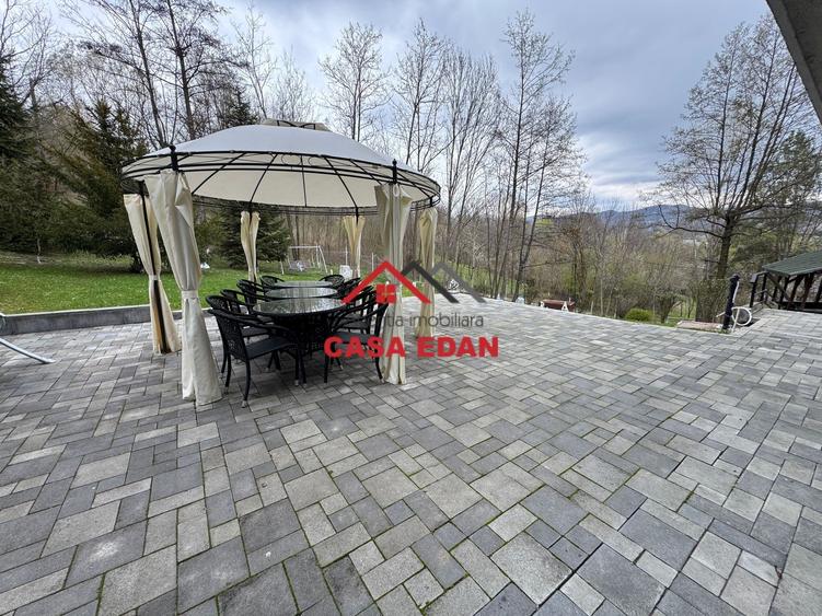 Casă individuală cu 12 camere cu Teren 13489 Mp în Breaza