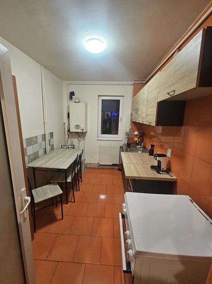 Apartament cu 3 camere decomandat în Astra