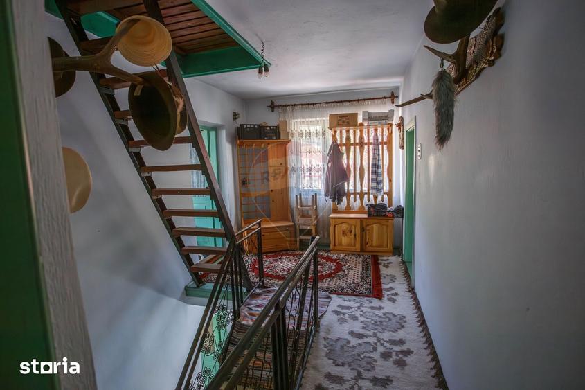 Casă cu 6 camere decomandat cu Teren 1100 Mp în Borca