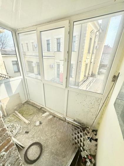 Casă individuală cu 7 camere cu Canalizare în Central