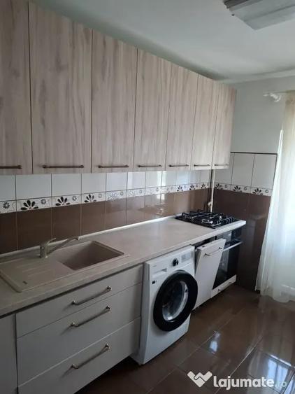 Apartament cu 3 camere semidecomandat în Mărășești