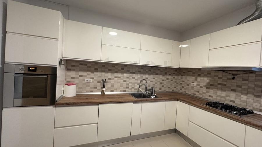 Apartament cu 3 camere semidecomandat, mobilat în Iancu Nicolae