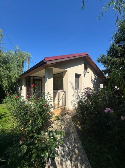 Casă cu 8 camere cu Garaj în Poienarii Burchii