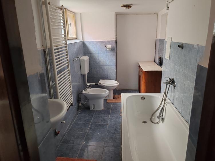 Casă individuală cu 4 camere cu Canalizare în Schei
