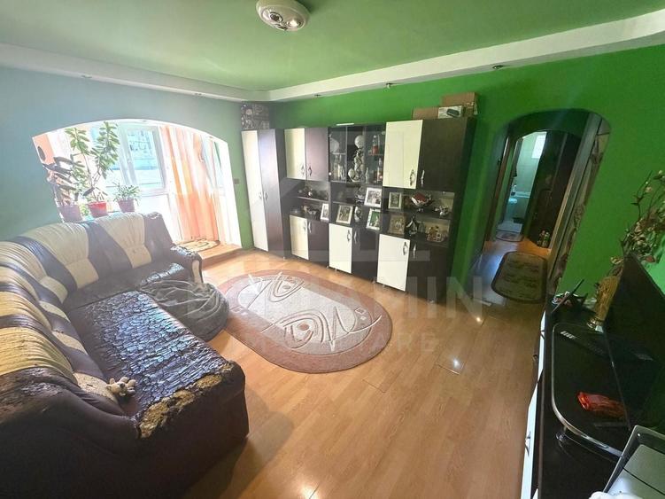Apartament cu 3 camere semidecomandat în Craiovița Nouă