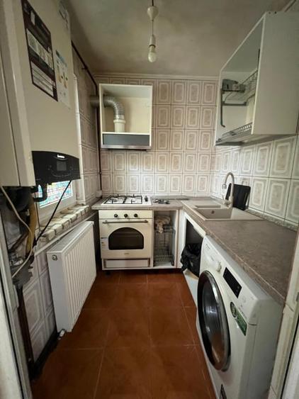 Apartament cu 2 camere semidecomandat, mobilat în Craiovița Nouă