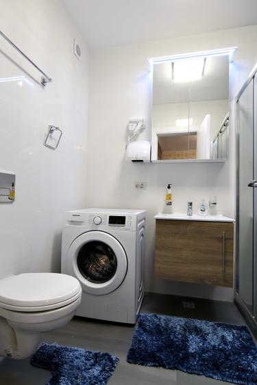 Apartament cu 7 camere decomandat în Brâncoveanu