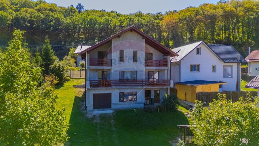 Casă individuală cu 8 camere cu Teren 953 Mp în Colonia 1 Mai