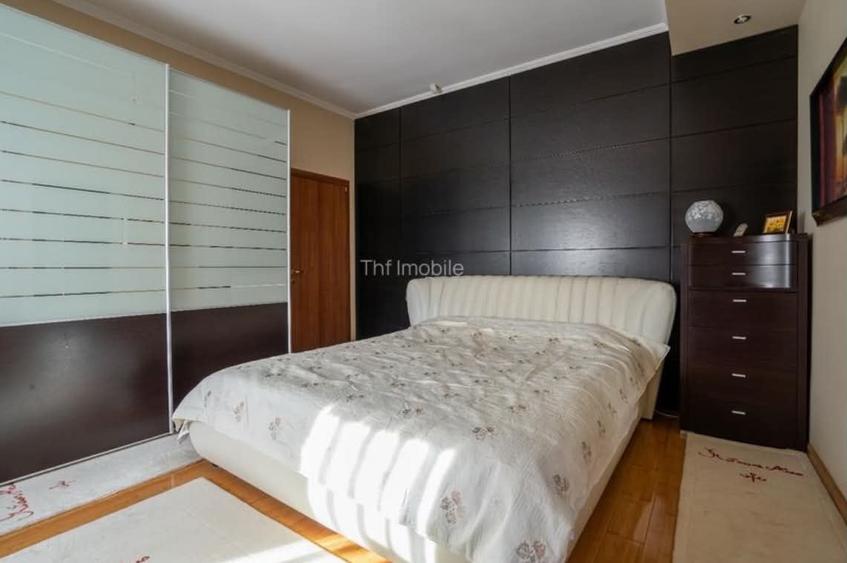 Casă cu 13 camere cu Piscina în Roșu