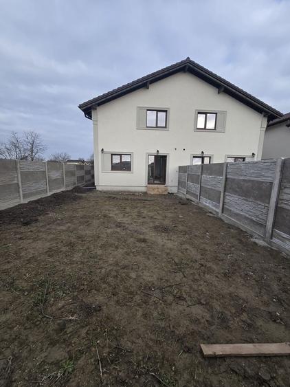 Duplex cu 4 camere cu Canalizare în Moșnița Nouă