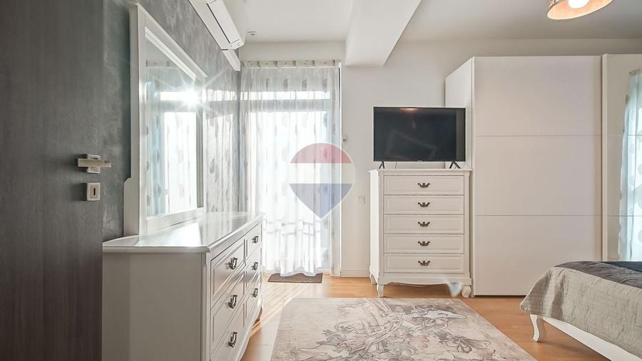 Apartament cu 3 camere decomandat, mobilat în Tractorul