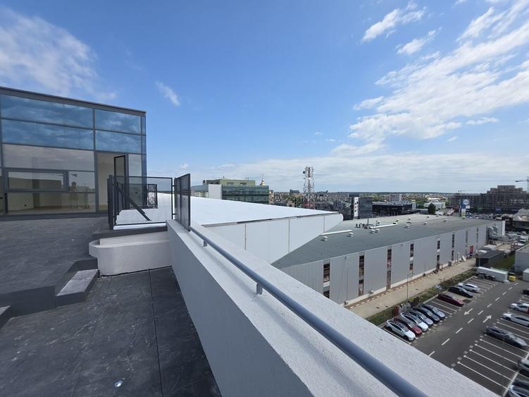 Penthouse cu 4 camere semidecomandat în Nord-Vest