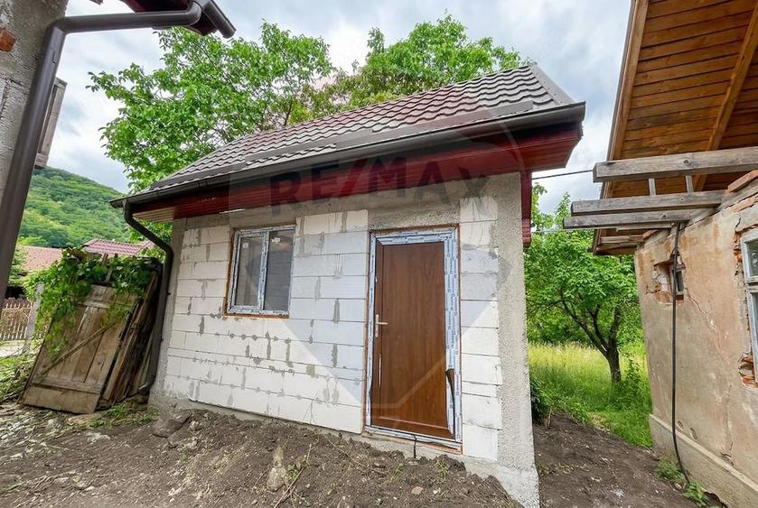 Casă cu 4 camere cu Teren 1381 Mp în Moldovenești