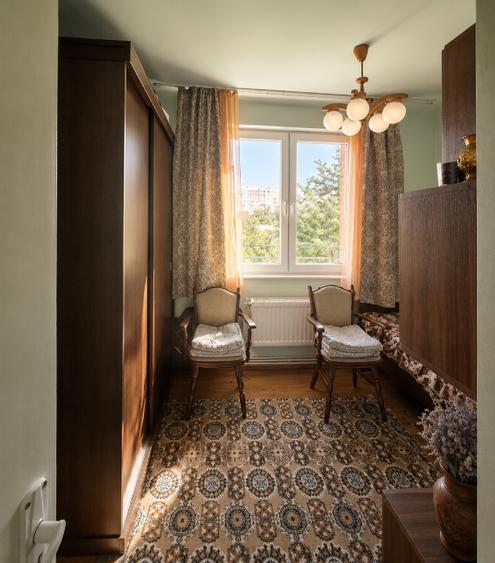 Apartament cu 3 camere semidecomandat, mobilat în Central