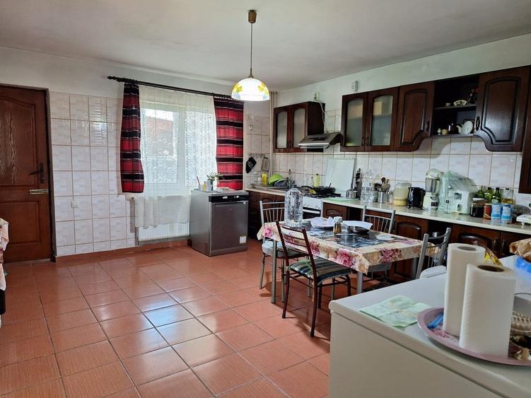 Casă cu 5 camere cu Teren 4200 Mp în Central