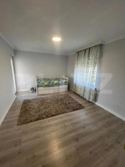 Casă cu 8 camere cu Teren 1000 Mp în Moșnița Veche