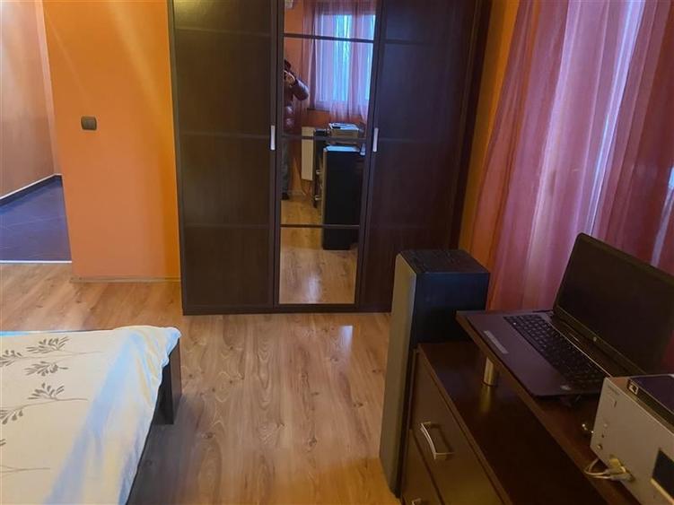 Apartament cu 4 camere decomandat, mobilat în Central