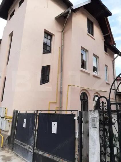 Casă cu 10 camere cu Teren 234 Mp în Central