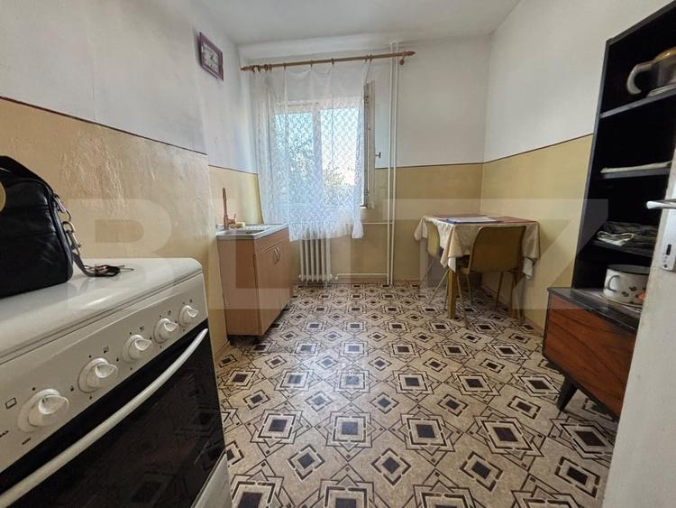 Apartament cu 3 camere semidecomandat, mobilat în Rogerius
