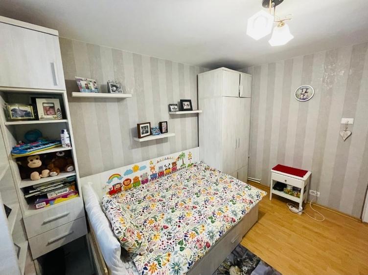 Apartament cu 3 camere decomandat în Sud