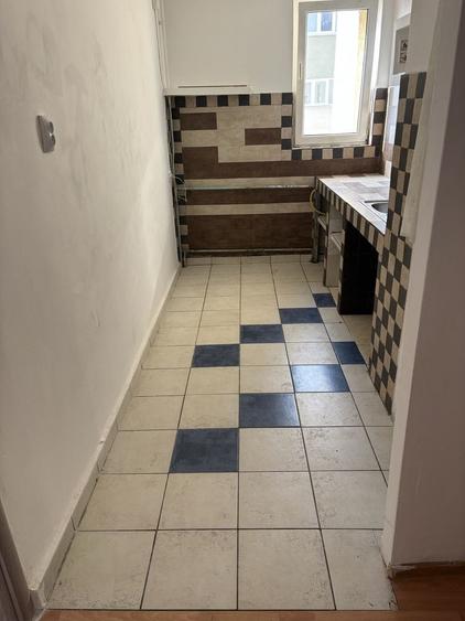 Apartament cu 3 camere semidecomandat în Colentina