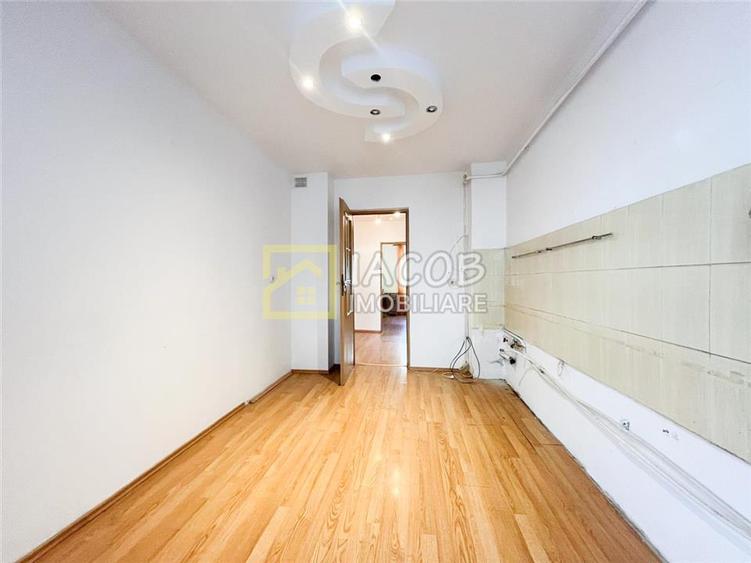 Apartament cu 3 camere decomandat în Central