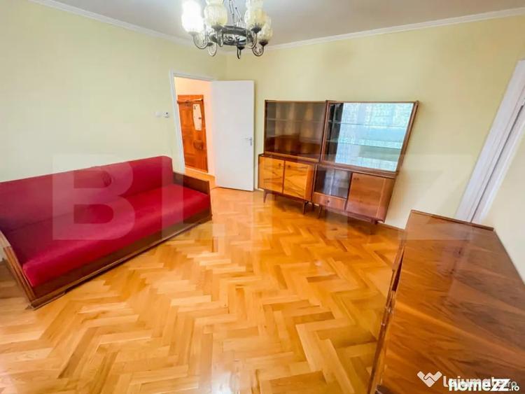 Apartament cu 4 camere semidecomandat, mobilat în 22 Decembrie