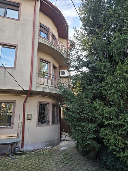 Casă cu 9 camere cu Canalizare în Apărătorii Patriei