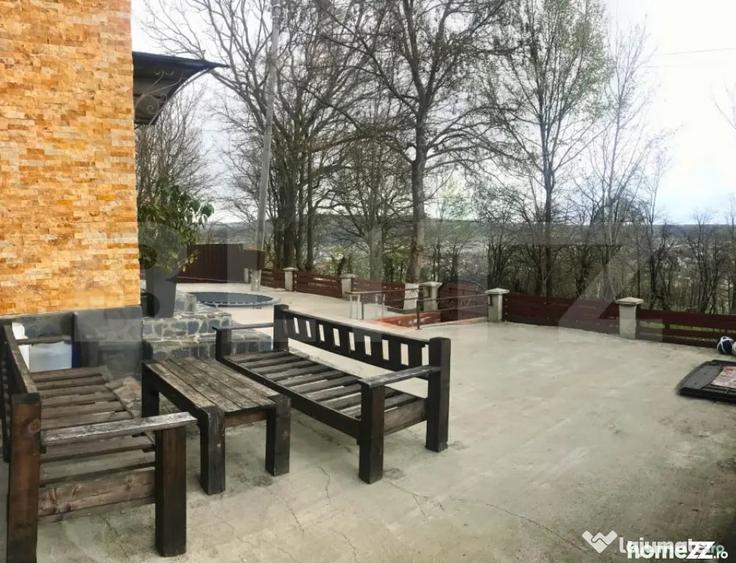 Casă cu 8 camere cu Teren 774 Mp în Central