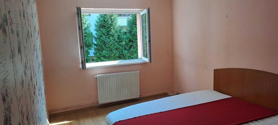Apartament cu 3 camere decomandat în Astra
