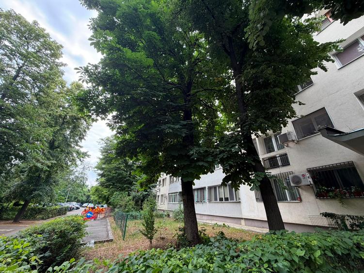 Apartament cu 3 camere semidecomandat în Titan