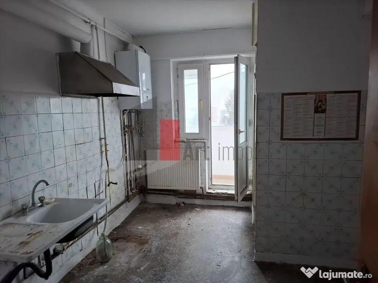 Apartament cu 4 camere decomandat în Central
