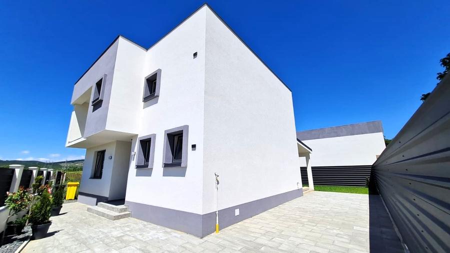 Casă cu 4 camere cu Teren 3504 Mp în Șelimbăr
