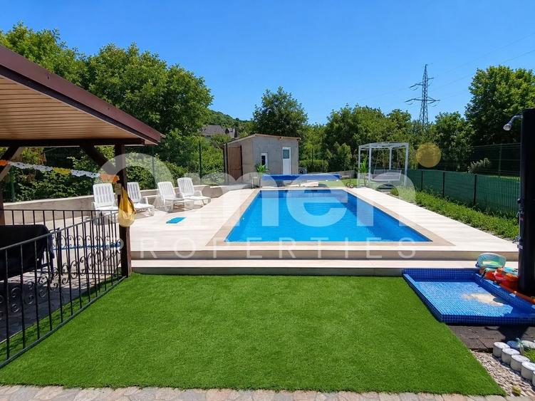 Casă cu 7 camere cu Piscina în Valea Borcutului
