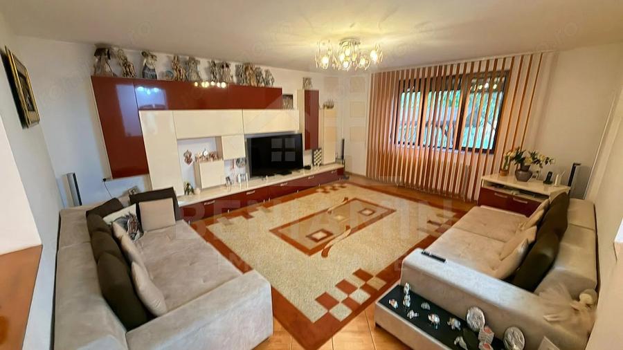 Casă cu 8 camere cu Teren 741 Mp în Central