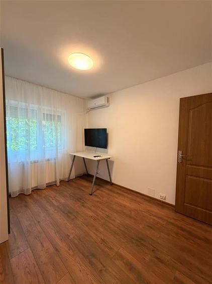 Apartament cu 3 camere decomandat, mobilat în Băneasa