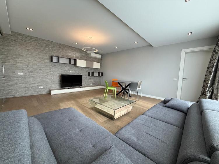 Apartament cu 3 camere semidecomandat, mobilat în Apărătorii Patriei