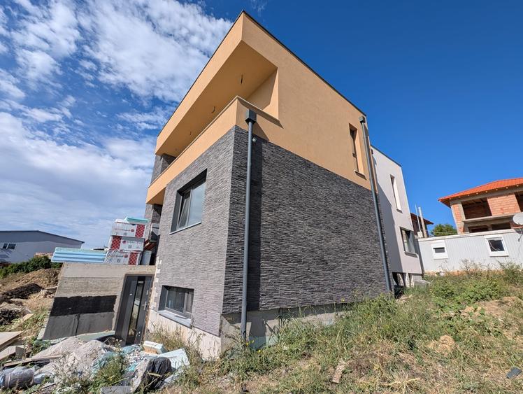 Casă individuală cu 4 camere cu Canalizare în Dâmbul Rotund